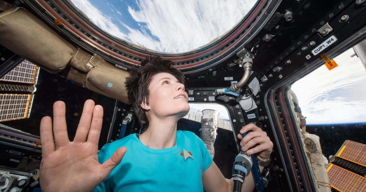 ISS-42_Samantha_Cristoforetti_Leonard_Nimoy_tribute